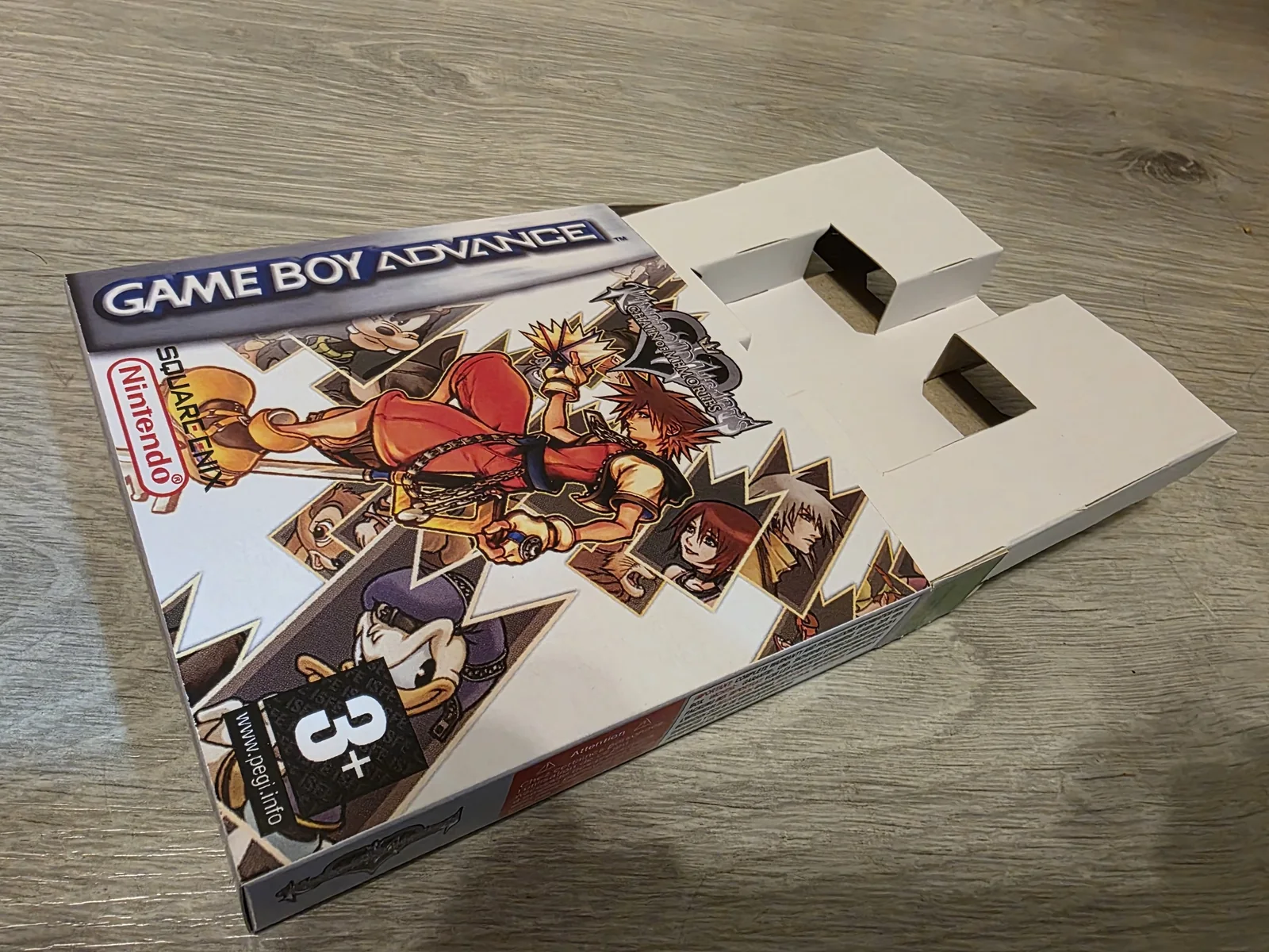 Caja repro de Game Boy Advance abierta con el insert en su interior