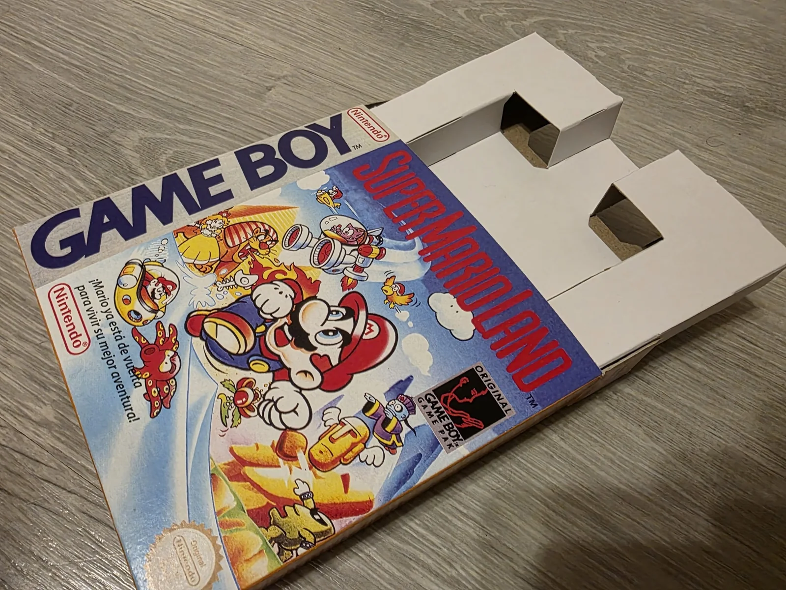 Caja repro de Game Boy abierta con su insert interior