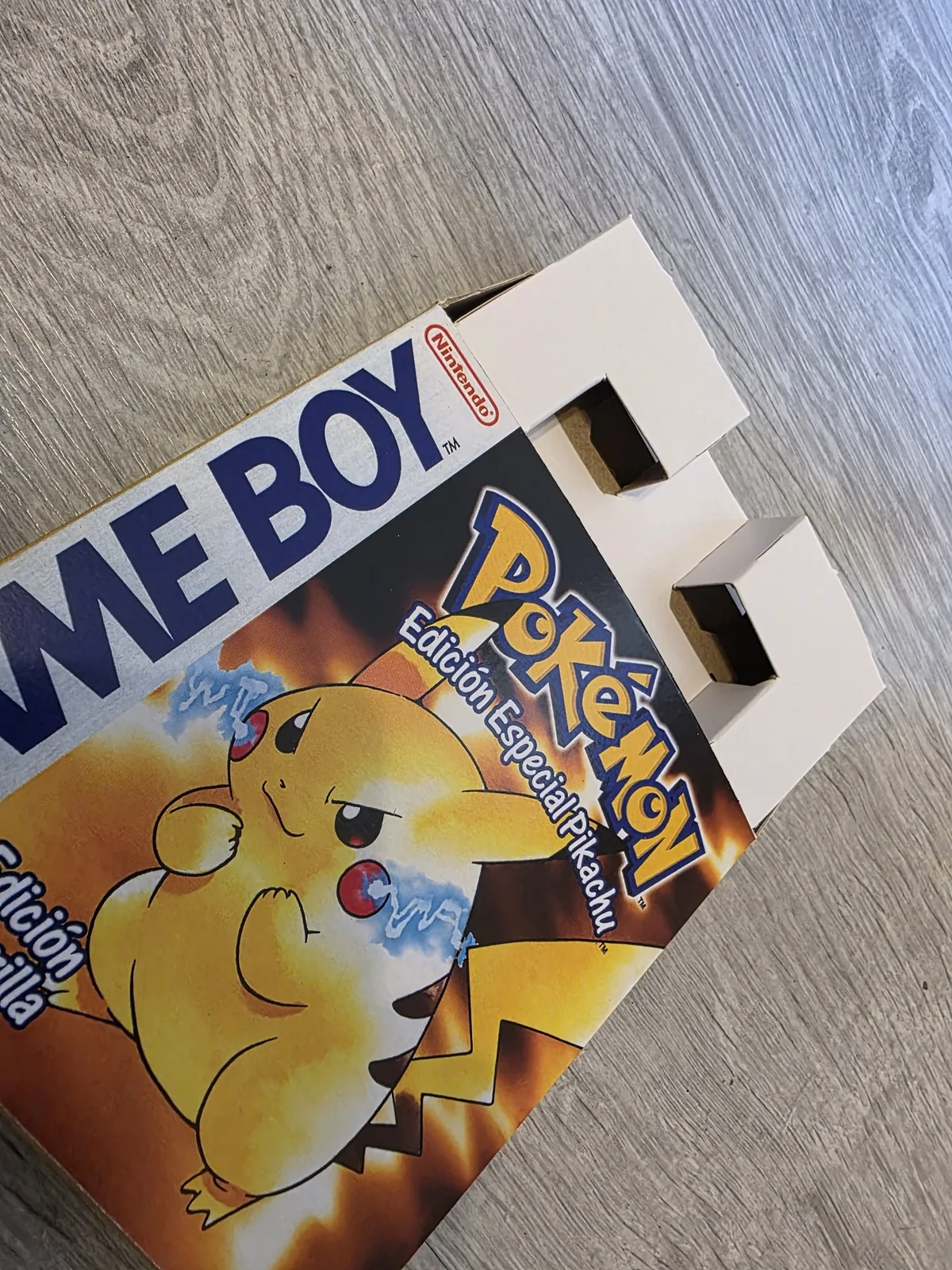 Insert de Game Boy colocado dentro de una caja repro de Pokémon Amarillo
