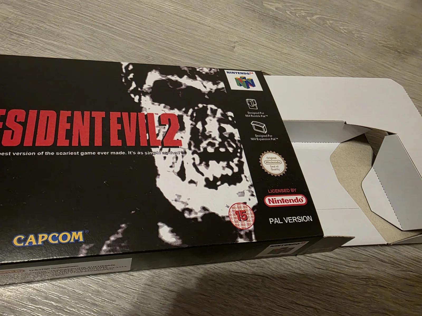 Caja repro de Resident Evil 2 Nintendo 64 abierta con su insert