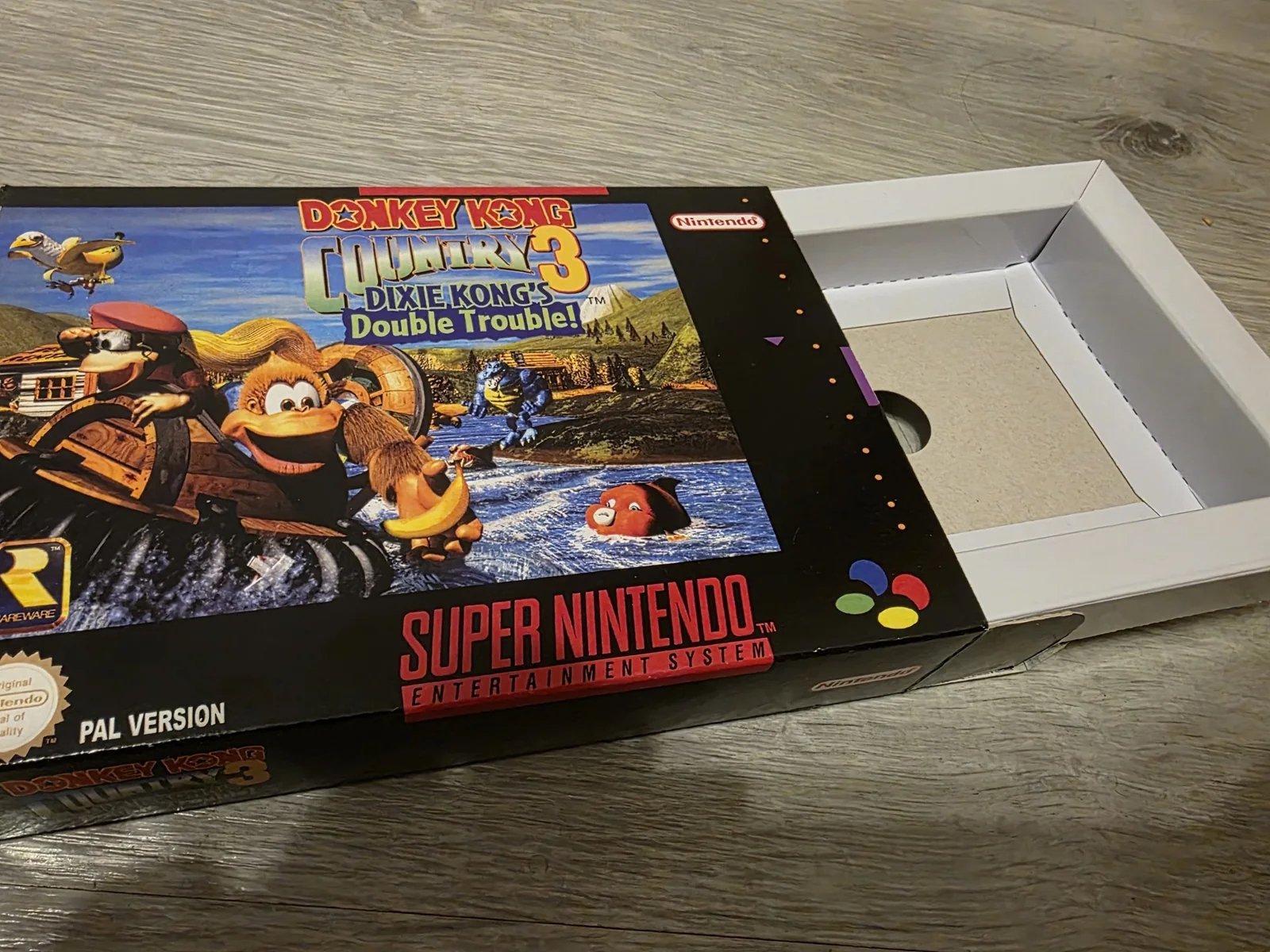 Caja repro de Donkey Kong Country 3 SNES abierta con su insert