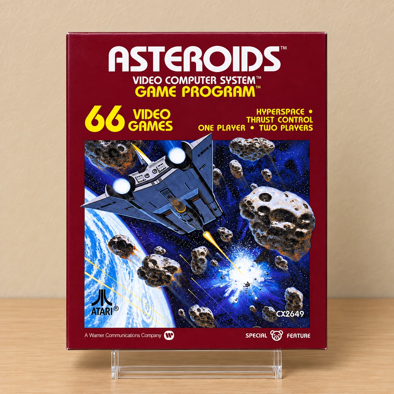 Caja repro Asteroids Atari 2600 sobre expositor