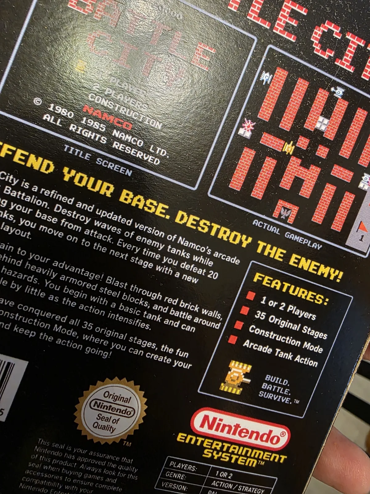 Trasera de la caja Battle City NES con capturas y detalles