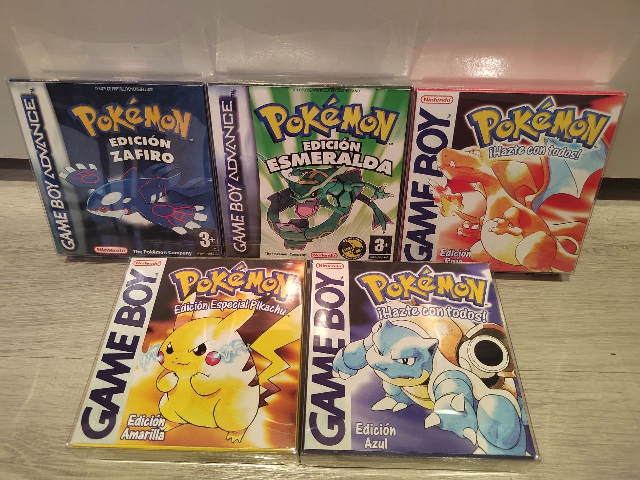 Pedido real de cajas retro Pokemon para Game Boy y Game Boy Advance preparado para colección